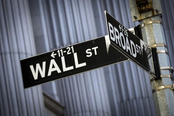 Wall Street turun di tengah laporan laba bervariasi